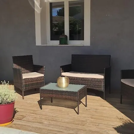 3 Pieces Avec Terrasse Au Soleil Le Thoronet